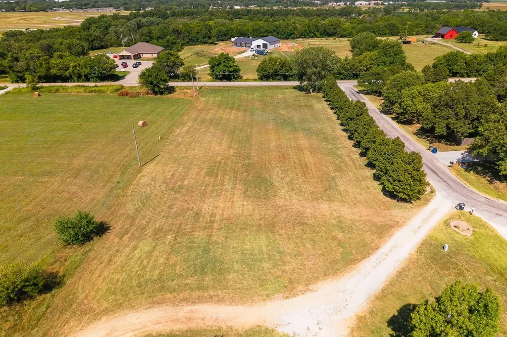 1.3+/- Acres At Hawthorne Valley Center KS 67147