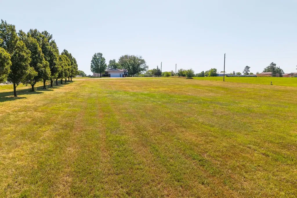 1.3+/- Acres At Hawthorne Valley Center KS 67147
