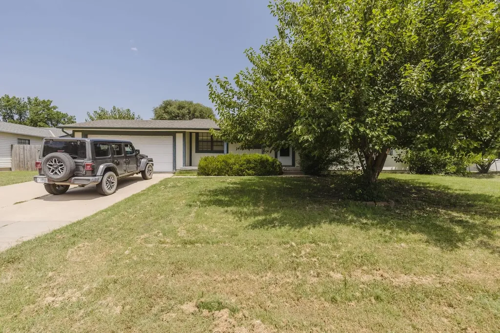 4914 Looman Wichita KS 67220