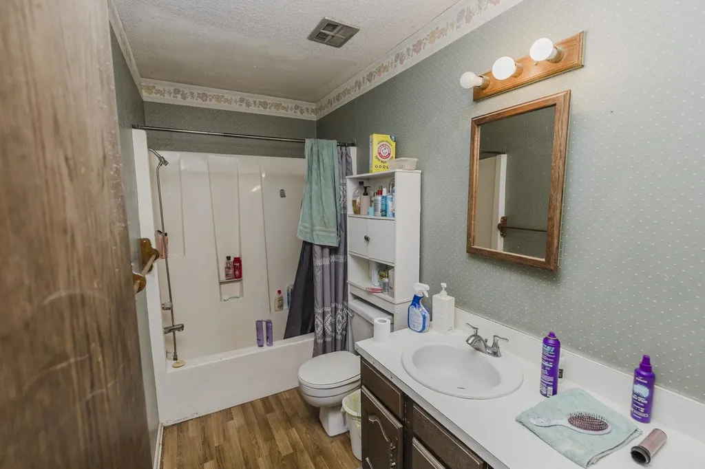 4914 Looman Wichita KS 67220