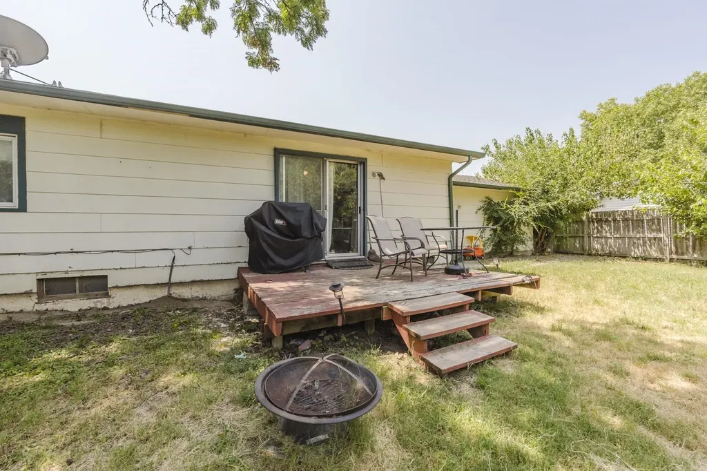 4914 Looman Wichita KS 67220