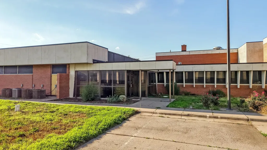 906 N Halstead Street Hutchinson KS 67501