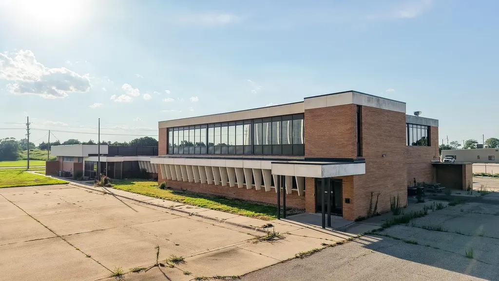 906 N Halstead Street Hutchinson KS 67501