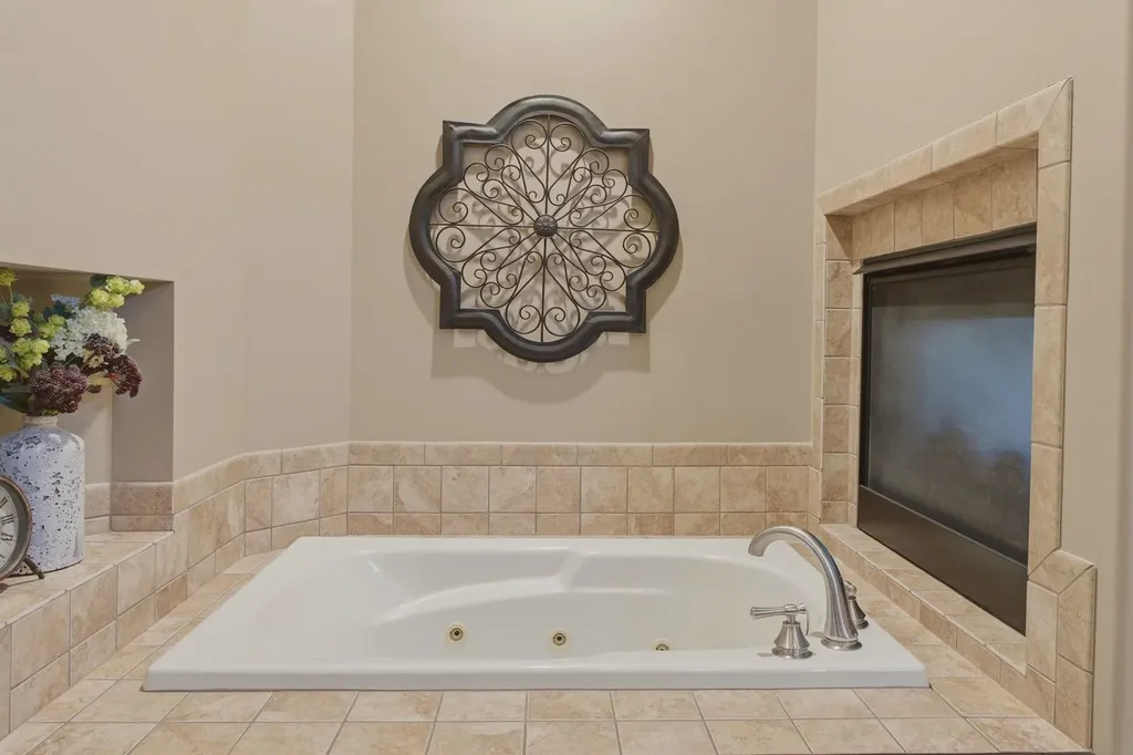 3822 N Lakecrest Wichita KS 67205