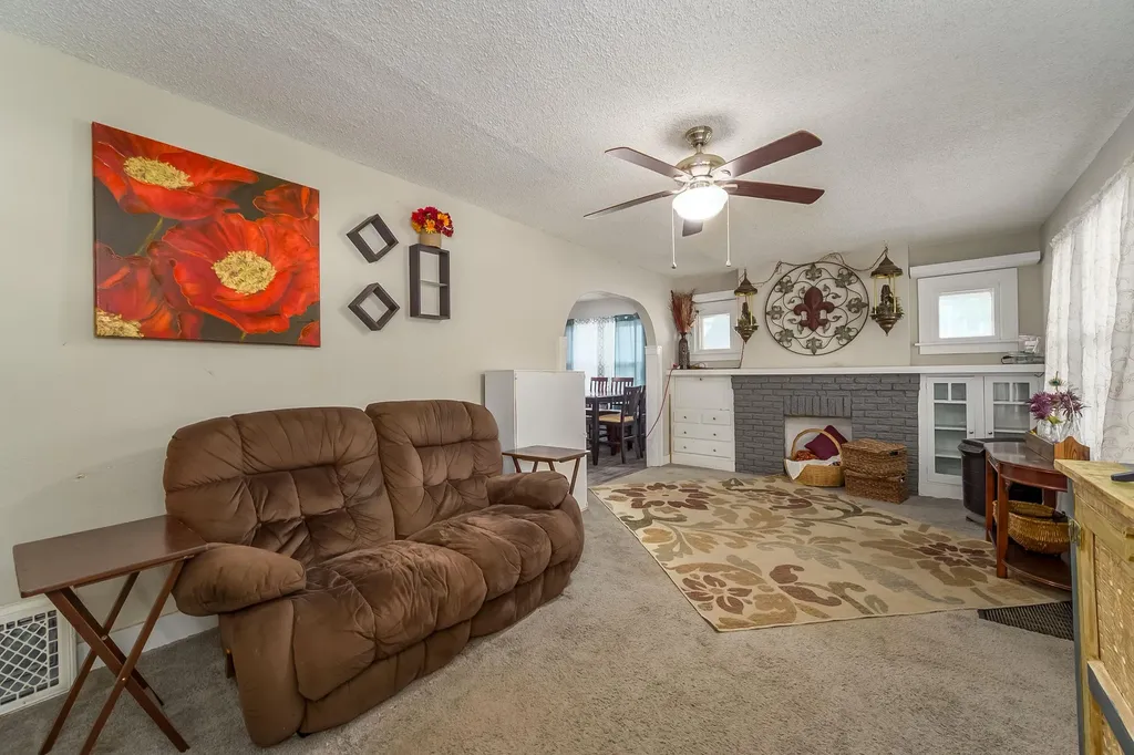 661 N Estelle Avenue Wichita KS 67214-4636