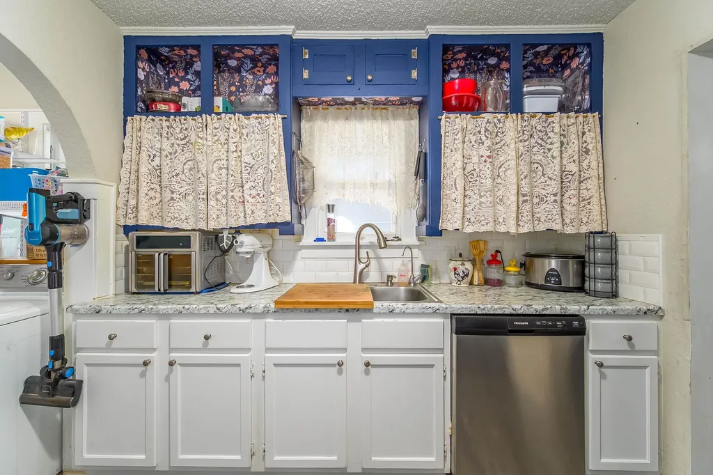 661 N Estelle Avenue Wichita KS 67214-4636