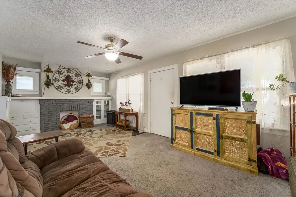 661 N Estelle Avenue Wichita KS 67214-4636