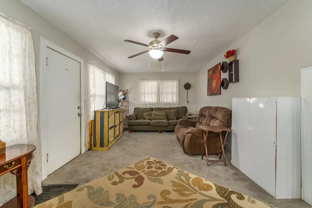 661 N Estelle Avenue Wichita KS 67214-4636