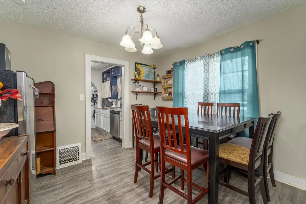 661 N Estelle Avenue Wichita KS 67214-4636