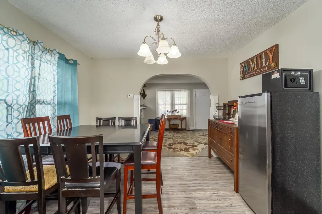 661 N Estelle Avenue Wichita KS 67214-4636