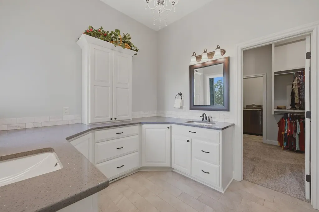1042 N Lake Road Cheney KS 67025-7706