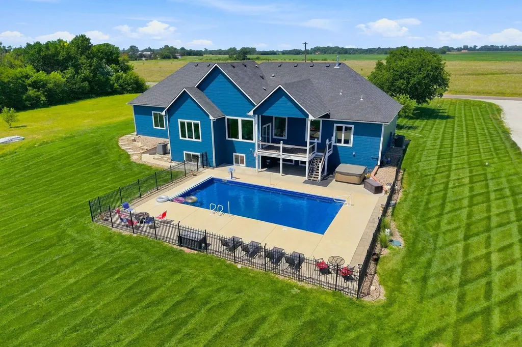 1042 N Lake Road Cheney KS 67025-7706