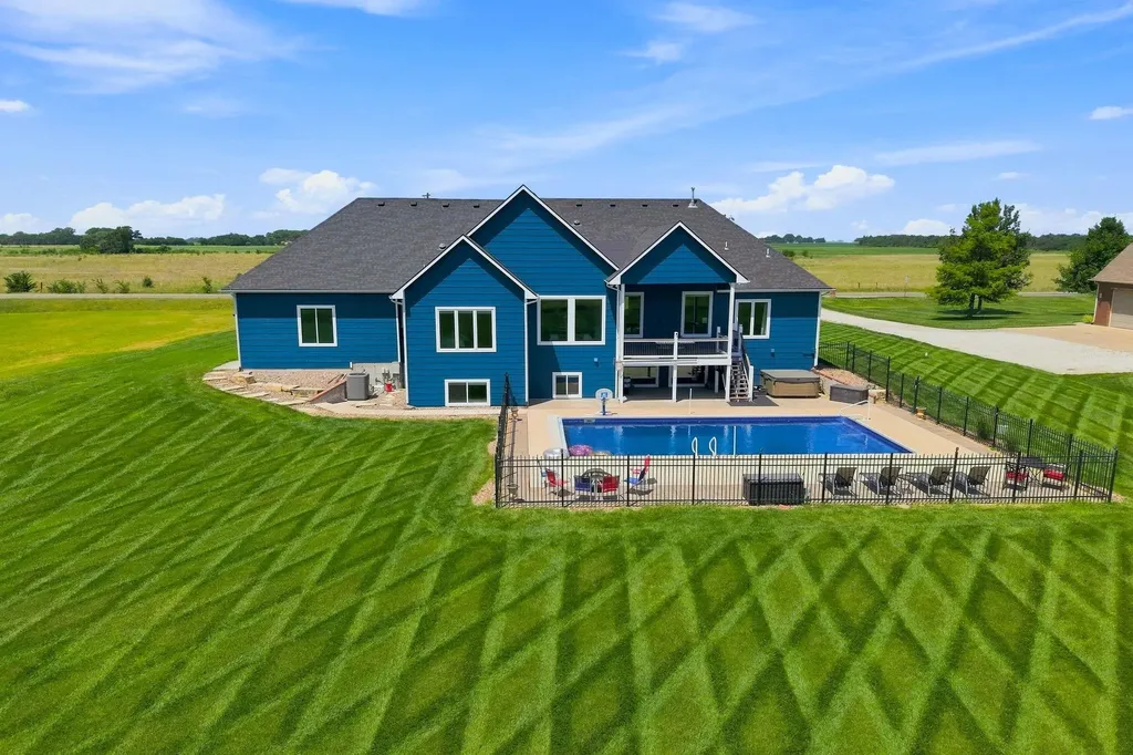 1042 N Lake Road Cheney KS 67025-7706