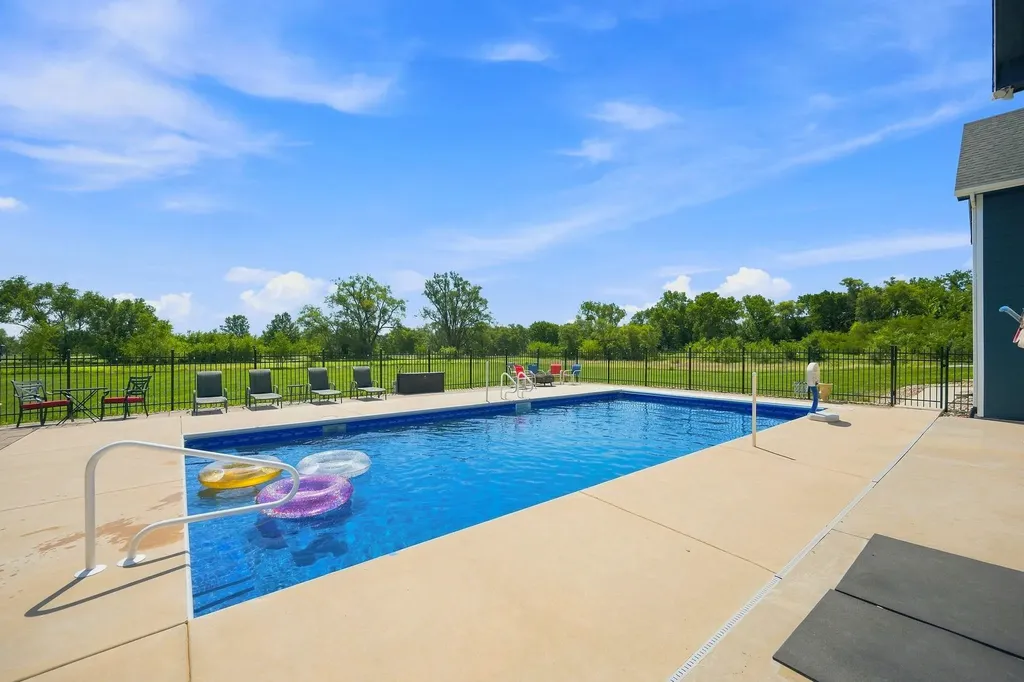 1042 N Lake Road Cheney KS 67025-7706
