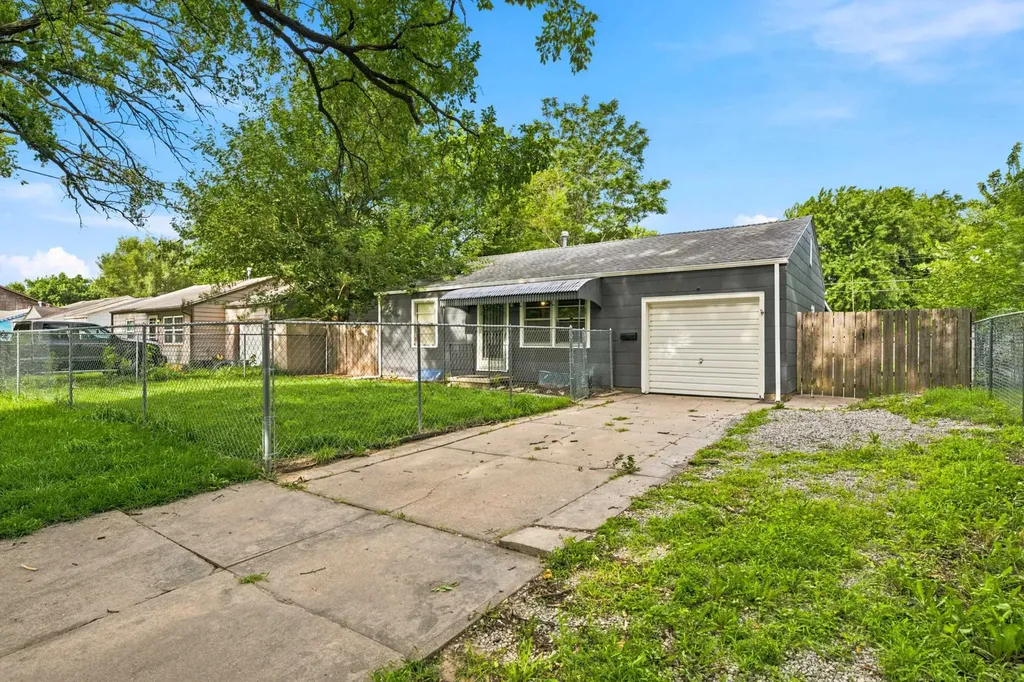 4533 S Oak Avenue Wichita KS 67217
