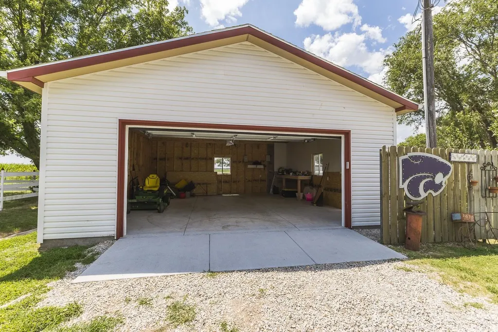 7231 N 263rd Mount Hope KS 67108