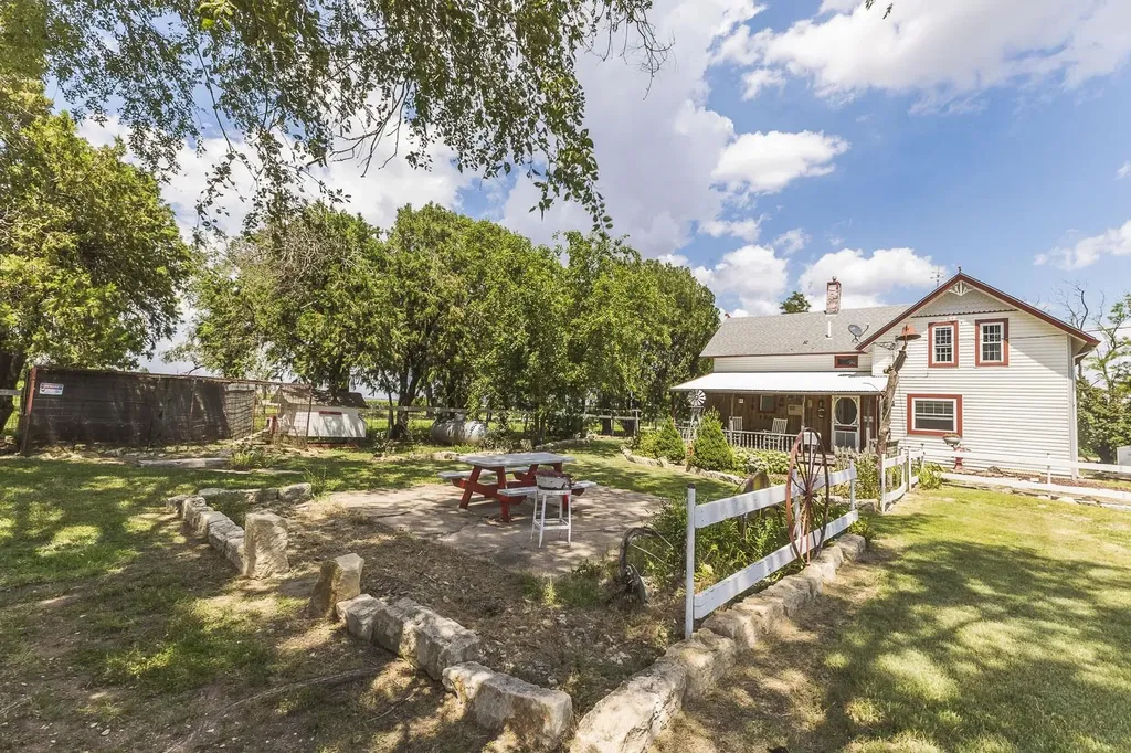 7231 N 263rd Mount Hope KS 67108