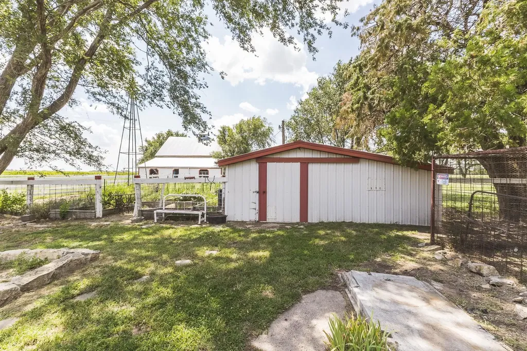 7231 N 263rd Mount Hope KS 67108