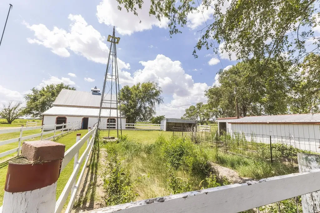 7231 N 263rd Mount Hope KS 67108