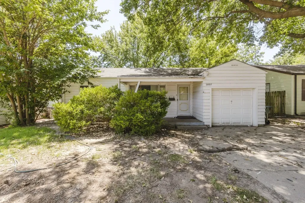 3807 Grail Wichita KS 67218