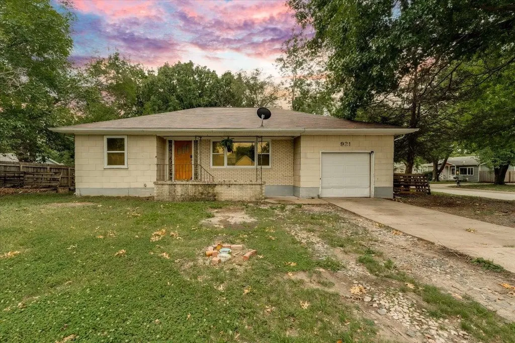 921 W 5th Newton KS 67114