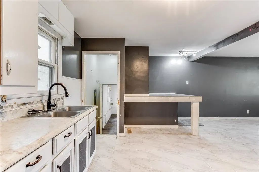 921 W 5th Newton KS 67114