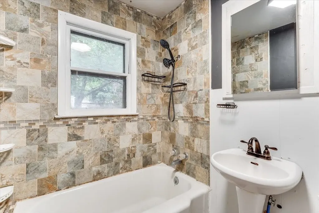 921 W 5th Newton KS 67114
