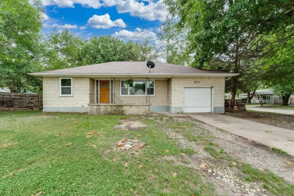 921 W 5th Newton KS 67114