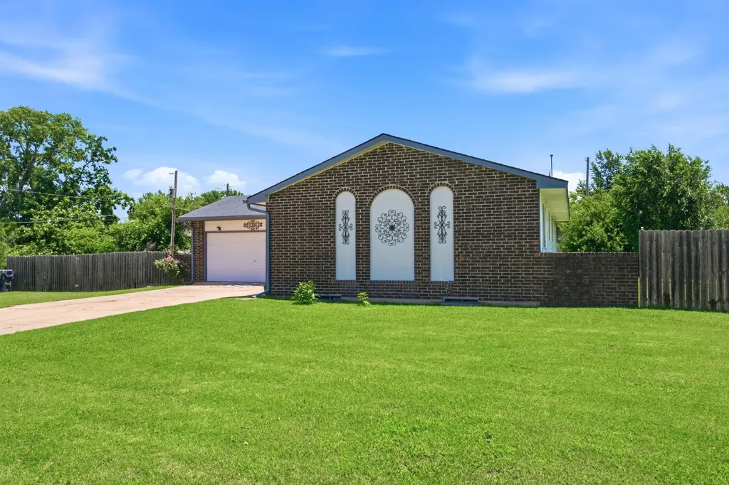 5328 S Oak Avenue Wichita KS 67217