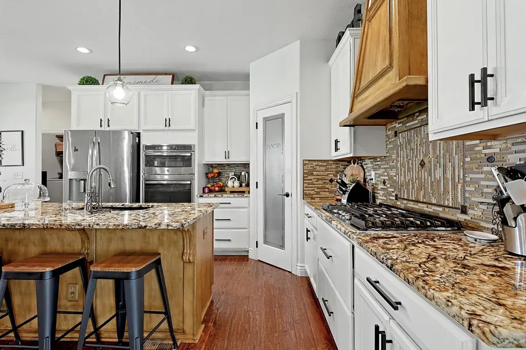3315 S Bluelake Court Wichita KS 67215