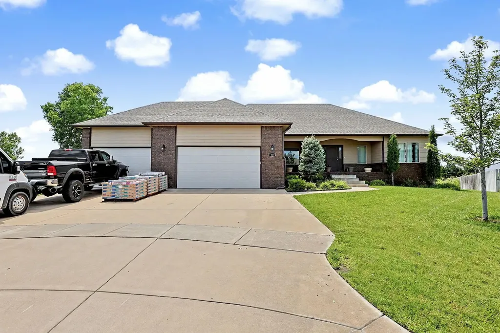 3315 S Bluelake Court Wichita KS 67215