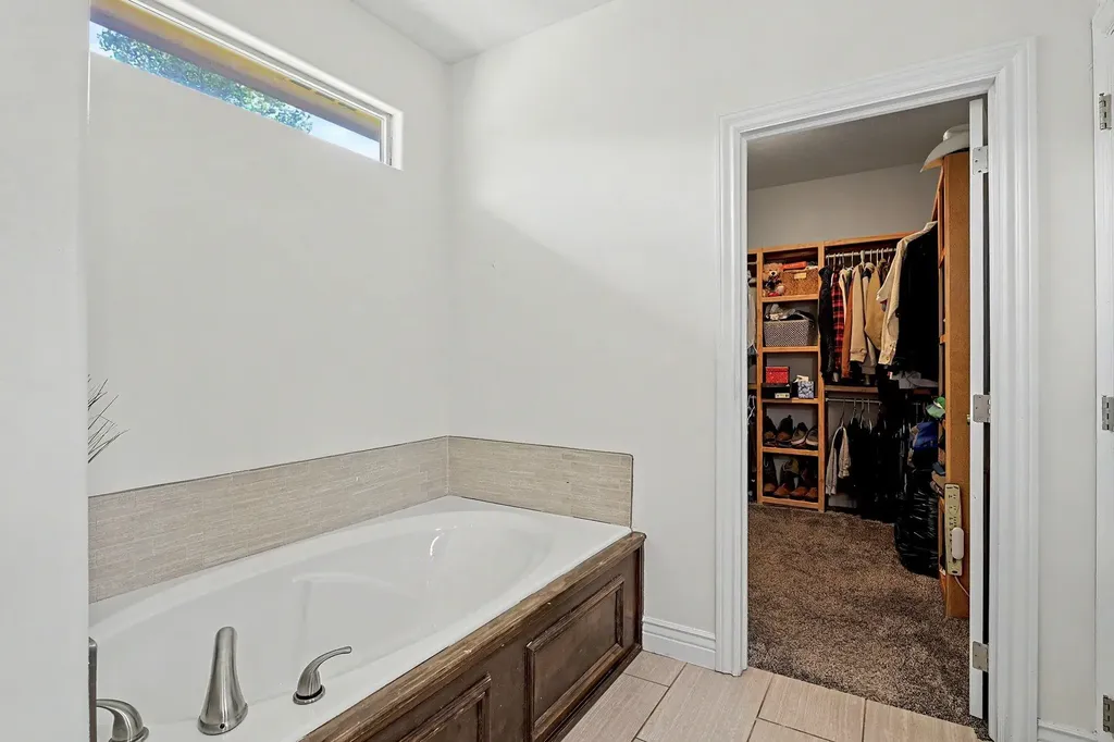 3315 S Bluelake Court Wichita KS 67215