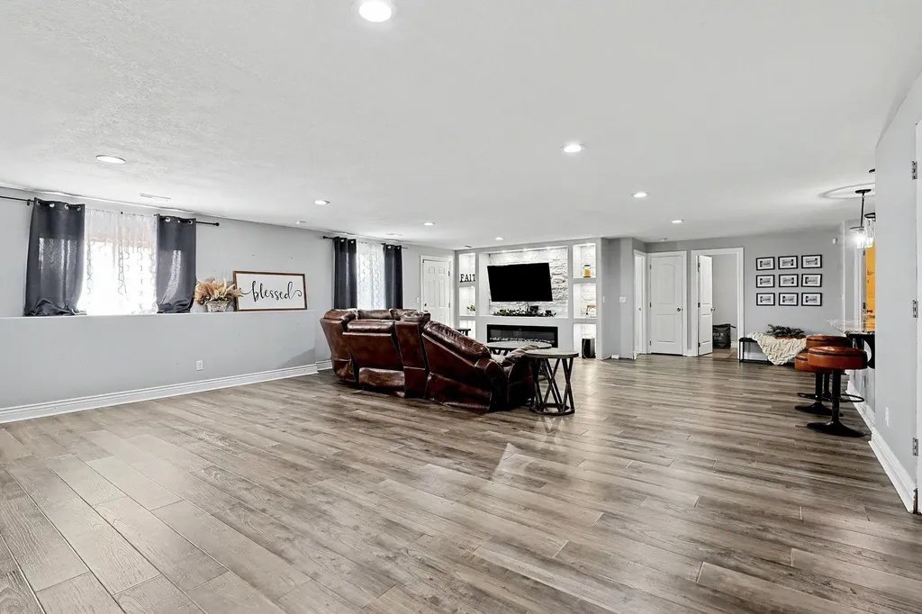 3315 S Bluelake Court Wichita KS 67215