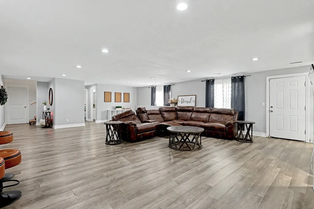 3315 S Bluelake Court Wichita KS 67215