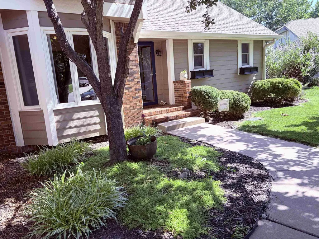 4610 N Farmstead Court Bel Aire KS 67220
