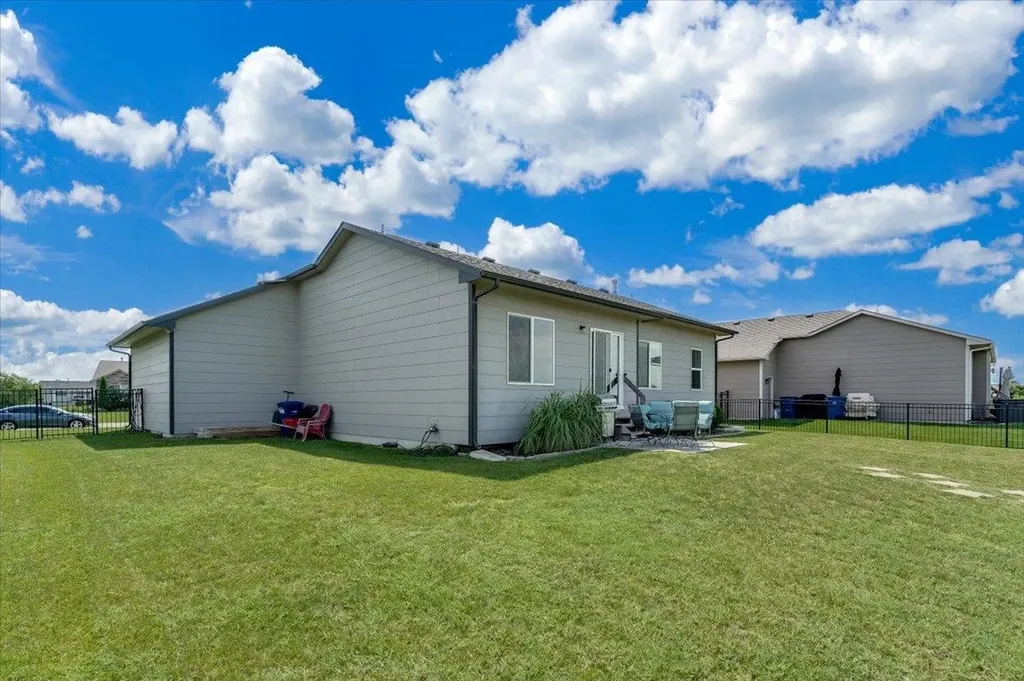 727 S Lakeview Street Haysville KS 67060