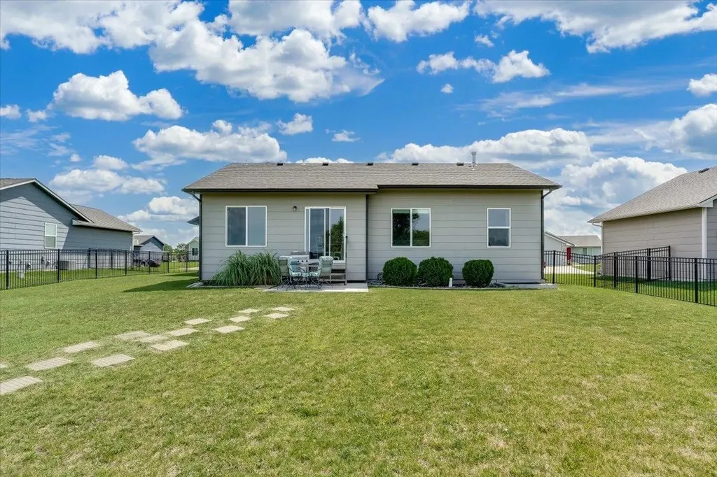 727 S Lakeview Street Haysville KS 67060