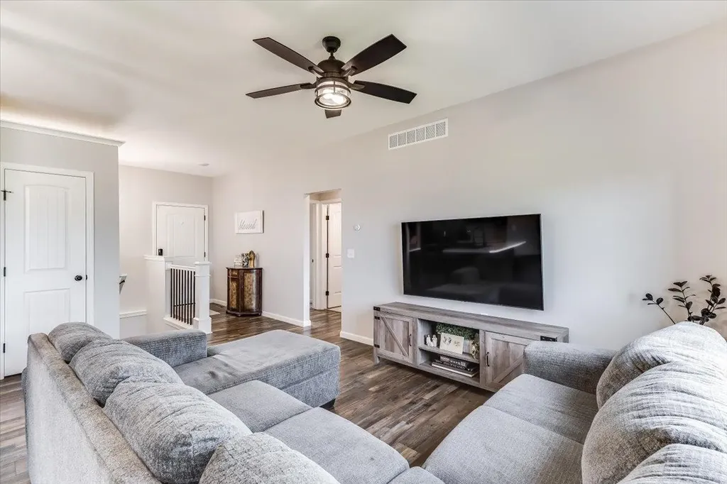 727 S Lakeview Street Haysville KS 67060
