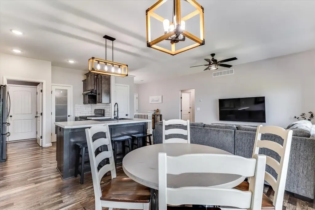 727 S Lakeview Street Haysville KS 67060