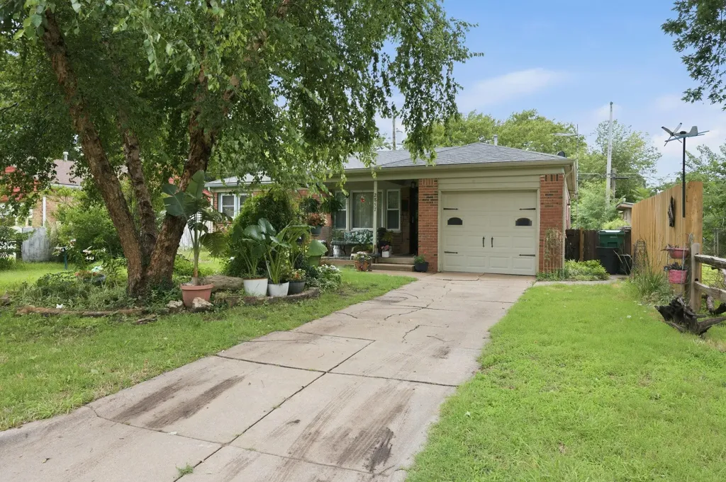2857 S Larkin Drive Wichita KS 67216
