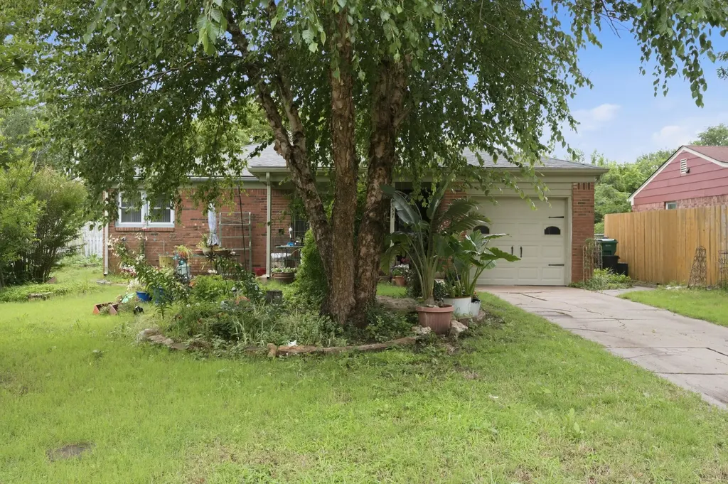 2857 S Larkin Drive Wichita KS 67216