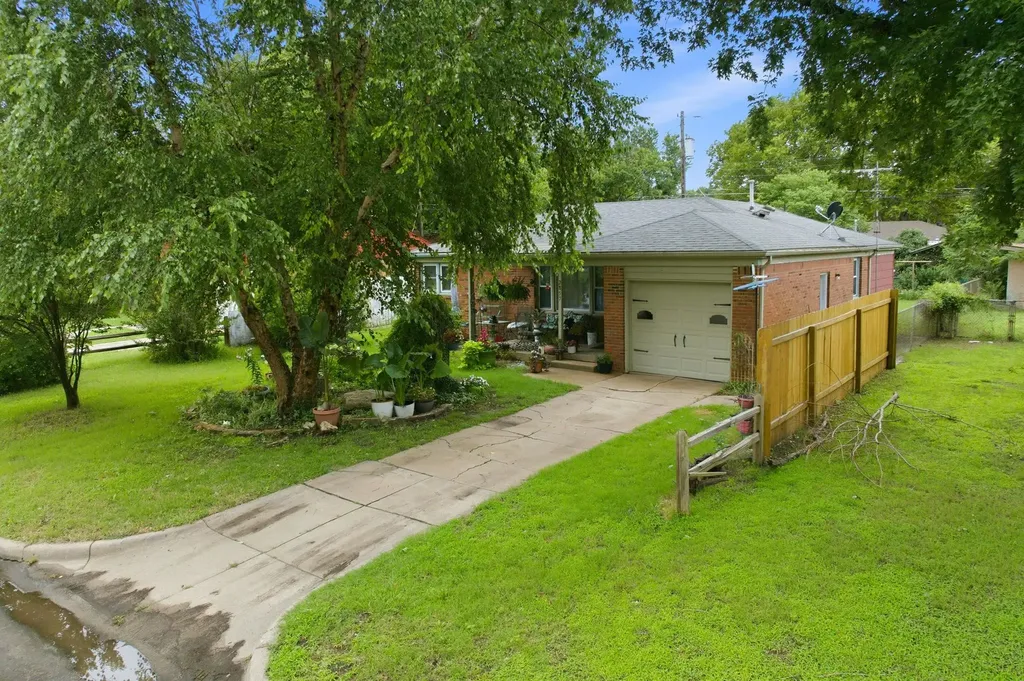 2857 S Larkin Drive Wichita KS 67216