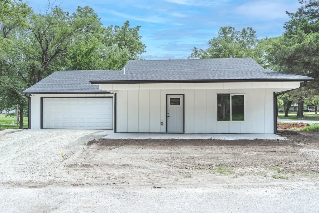 212 N West Street Leon KS 67074