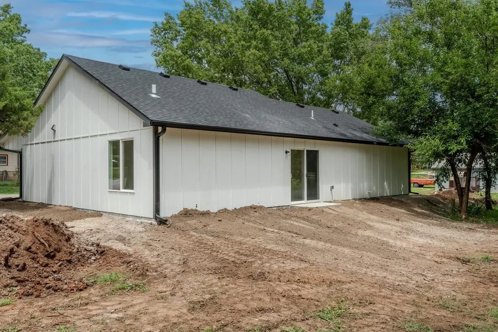 212 N West Street Leon KS 67074