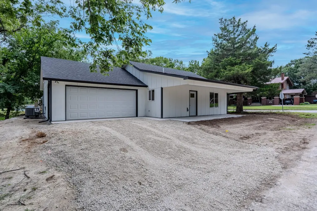 212 N West Street Leon KS 67074