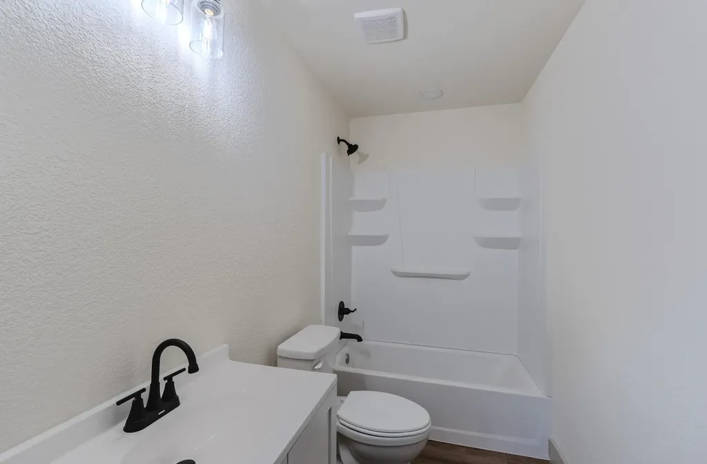 212 N West Street Leon KS 67074