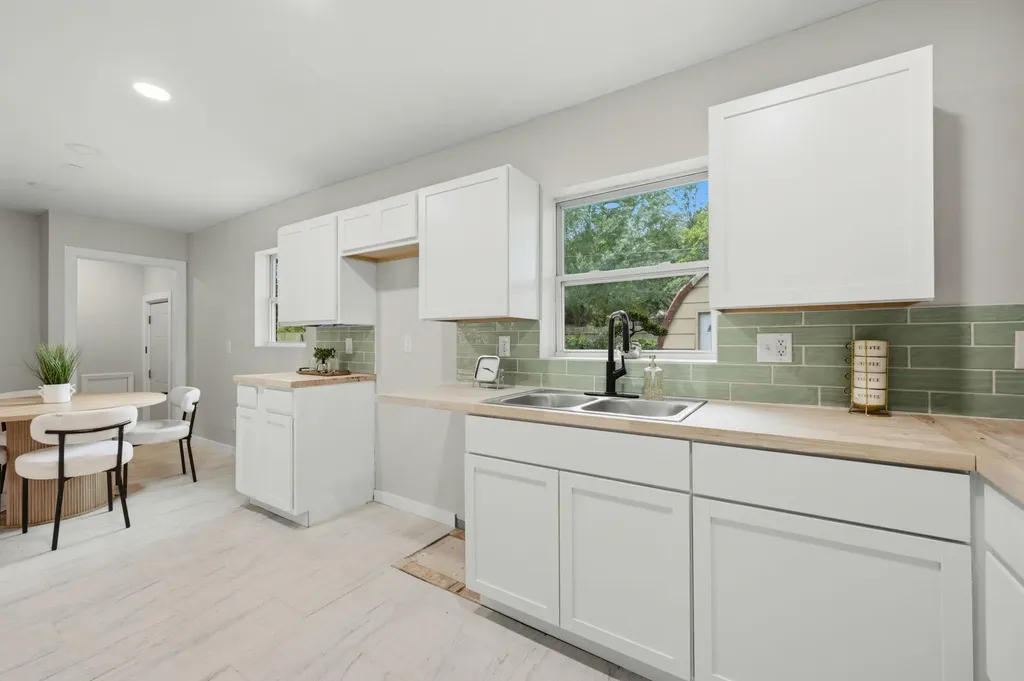 1833 S Parkwood Lane Wichita KS 67218