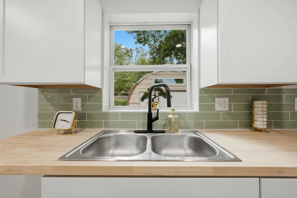 1833 S Parkwood Lane Wichita KS 67218