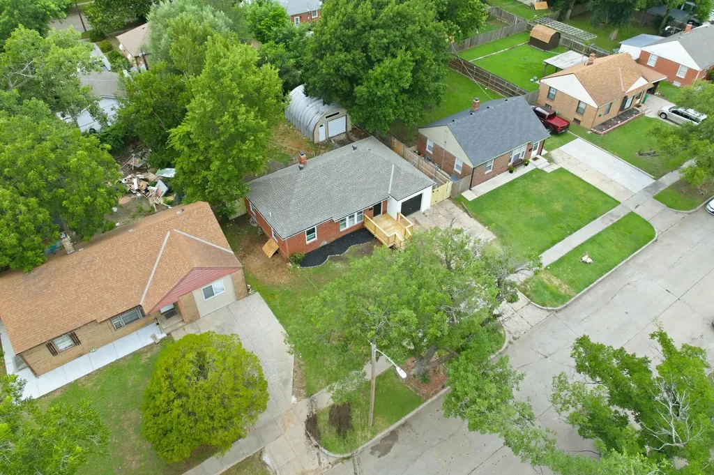 1833 S Parkwood Lane Wichita KS 67218
