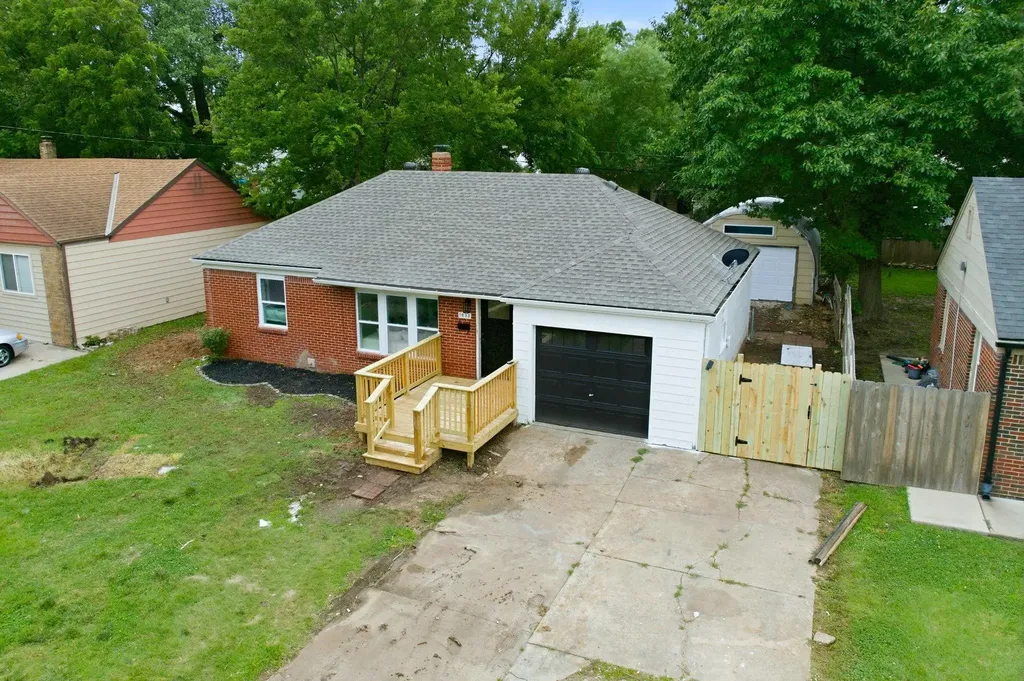 1833 S Parkwood Lane Wichita KS 67218
